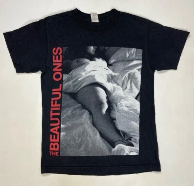 Camiseta Gráfica The Beautiful Ones Birth Of Desire Mujer Pequeña Negra Música Foto 1 de 4