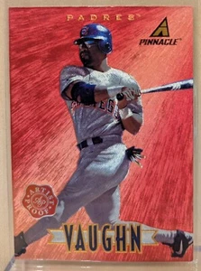 Nuevo Pinnacle Red Artist Proof #43 Greg Vaughn Padres 1997 raro paralelo de museo - Imagen 1 de 2