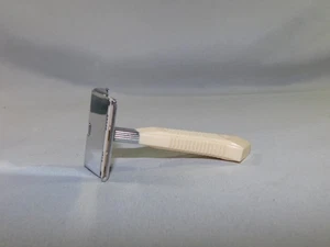 Maquinilla de afeitar de seguridad GEM peso pluma de un solo filo sin usar plástico blanco crema DE COLECCIÓN - Imagen 1 de 5