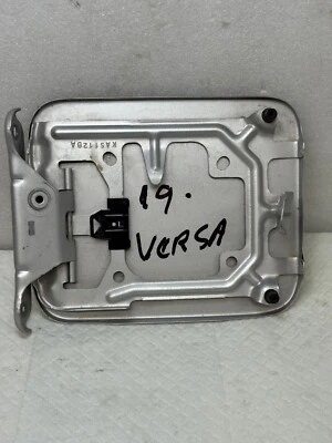 Nissan Versa 2019 puerta de llenado de combustible tapa de gasolina plateada Kas112BA fabricante original Foto 1 de 4