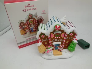 AX7 Hallmark 2017 Merriest House in Town Light & Sound Magic Cord Ornament - Bild 1 von 5