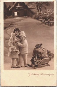 Frohes Neues Jahr Kinder im Schnee mit einem Sack Geld & Schlitten Vintage Postkarte B118 - Bild 1 von 1