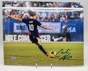 Foto firmada por CARLI LLOYD auto 8x10 pateando gol fútbol de EE. UU. GTSM - Imagen 1 de 2