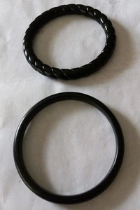 2 schwarze Kunststoff Armreif Armbänder, die innen 2 1/2" messen. - Bild 1 von 3