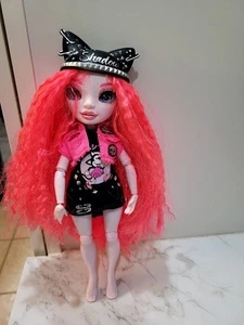 Rainbow Vision Shadow High Neon Shadow Mara Pinkett mit Outfit - ohne Schuhe - Bild 1 von 11