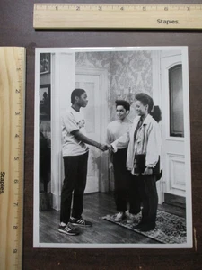 PRESS PROMO PHOTO TV SITCOM THE COSBY SHOW ROBIN GIVENS LISA BONET 7X9 1986 Q345 - Picture 1 of 3
