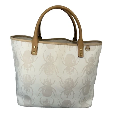 Bolso de Mano India Hicks de Lona Estampado de Escarabajo Crema con Asas de Cuero Borde Naranja Foto 1 de 4