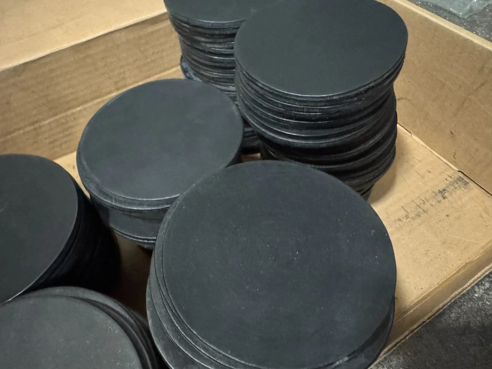 100 - Posavasos redondos de cuero negro - 4 pulgadas - 4 mm en blanco bien acabado Foto 1 de 4