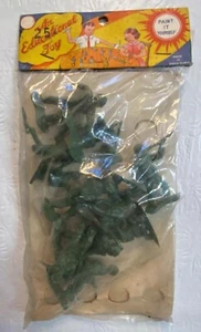 Juguete de colección de tienda de centavos de Hong Kong verde del ejército de los años 60 - sin usar en paquete - Imagen 1 de 1