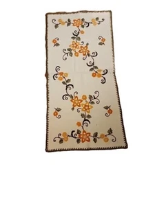 Tissu de table beige vintage floral brodé 18" X 36" fait main années 1970 - Photo 1/13