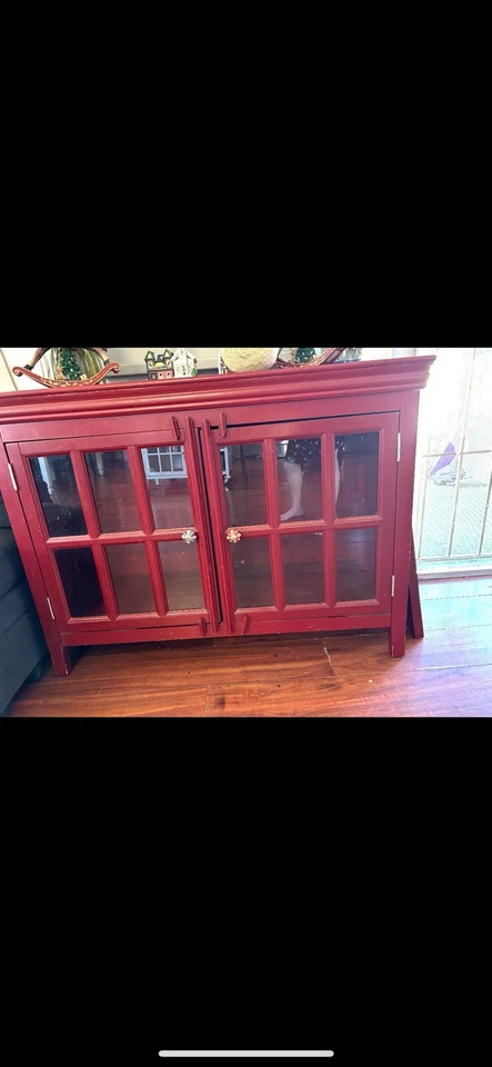 Gabinete de soporte de TV de granja rojo vintage  Foto 1 de 1