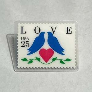 Vintage 1990 Pinback Pin, 25¢ Love Stamp, Bluebirds and Heart, Mint - Bild 1 von 2