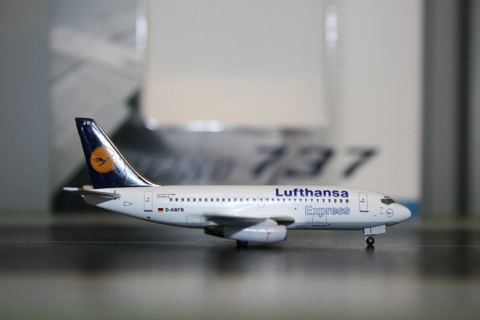 Aeroclassics 1:400 Lufthansa Express Boeing 737-200 D-ABFB (AC411046) - Image 1 of 4