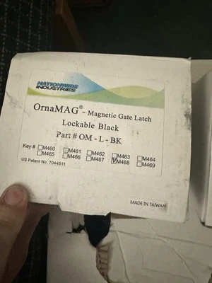 MANIJA DE PUERTA MAGNÉTICA BLOQUEABLE PARA PUERTAS DE ACERO CON ESTILO 50X50MM Foto 1 de 4