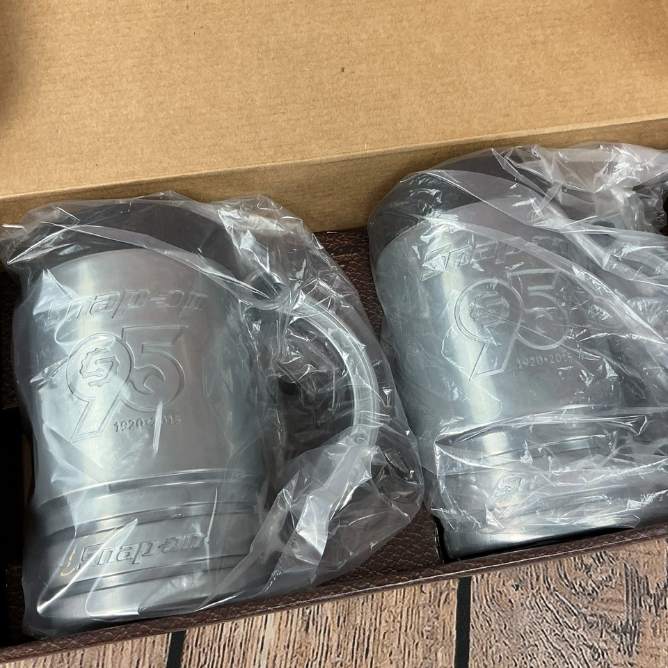 New Snap On 95th Anniversary Flankard Mug Set. NEW Man Cave Shop Beer Mug - Imagem 1 de 4