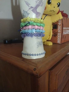 Set di 5 bracciali amicizia sorridente pastello fatti a mano - Foto 1 di 4