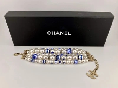 Pulseira de pérolas Chanel La Paula 5 fios com listras azuis de esmalte logotipo CC CH153 - Imagem 1 de 4