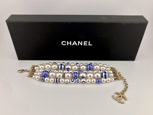 Bracciale Chanel La Paula 5 fili di perle con strisce smaltate blu logo CC CH153