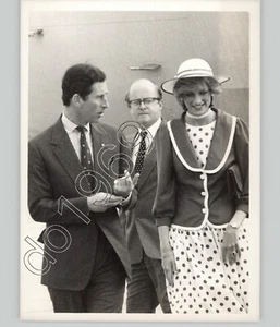 Foto de prensa icónica de la princesa Diana y el príncipe Guillermo en el aeropuerto de colección RARA 1985 - Imagen 1 de 2