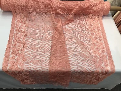 DISEÑO DE ÁRBOL DE CORAL CON FLORES Y LENTEJUELAS BRILLANTES EN UNA MALLA ENCAJE POR PATIO. Foto 1 de 4