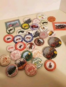 Lotto di 32 spille bottoni e carte trattore agricoltura antiche associazioni - 2  - Foto 1 di 5