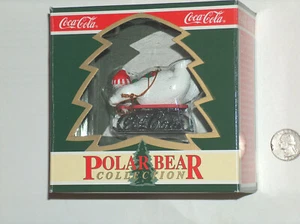 Nuevo de lote antiguo 1995 Coca Cola Downhill Trineo de nieve oso polar blanco adorno de Navidad nuevo en caja - Imagen 1 de 5