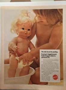 Muñeca de amor tierno anuncio impreso vintage 1970 juguetes efímeros arte de pared decoración - Imagen 1 de 1