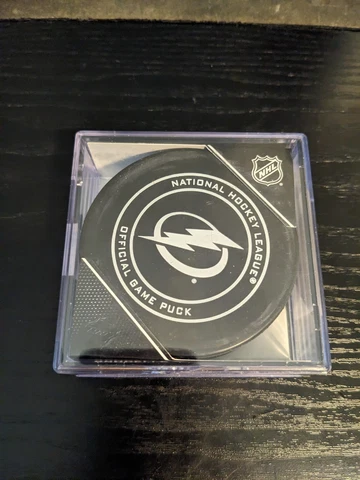 Tampa Bay Lighting NHL Official game puck with protective cube Cover