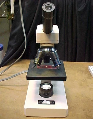 MODELO SWIFT SÉRIE M3200 MICROSCÓPIO ESCOLA EXCEDENTE BOM ESTADO - Imagem 1 de 4