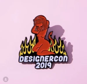 Designercon DCON 2019 Emaille Pin VIP Designer Con Ilse Valfre Pinup Teufel - Bild 1 von 3