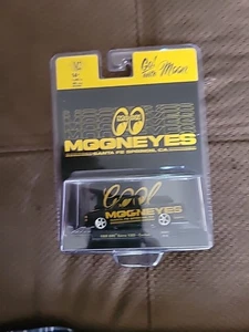 M2 Machines 1:64 MOONEYES 1988 GMC Sierra 1500 Custom Limited 1/4400 Hobby - Picture 1 of 6