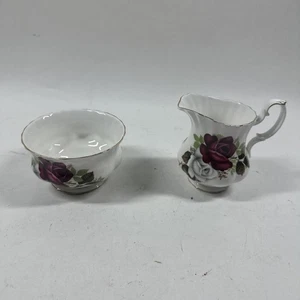 Azúcar y crema Royal Albert vintage rosas blancas y borgoña sobre porcelana de hueso blanco - Imagen 1 de 11