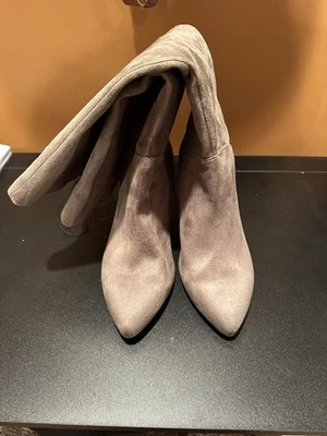 Новый без ЯРЛЫКОВ - Torrid колена искусственной замши ботинки женщин 8 Вт серый широкий икры блок каблука молнии - Изображение 1 из 4