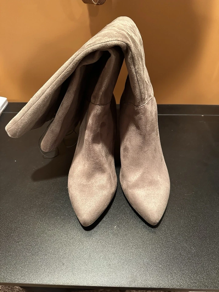 NUEVO SIN ETIQUETAS - Botas de gamuza sintética tórridas hasta la rodilla para mujer 8W gris ancho pantorrilla bloque tacón cremallera Foto 1 de 1