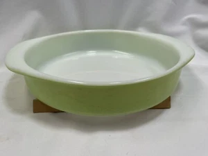 VINTAGE PYREX 8 INCH ROUND LIME GREEN BAKING DISH #221 - Picture 1 of 8