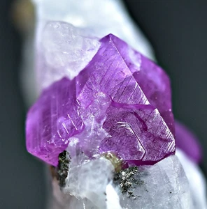 Cristales de rubí natural superiores terminados completos de 20 quilates con mica y pirita en matriz - Imagen 1 de 14