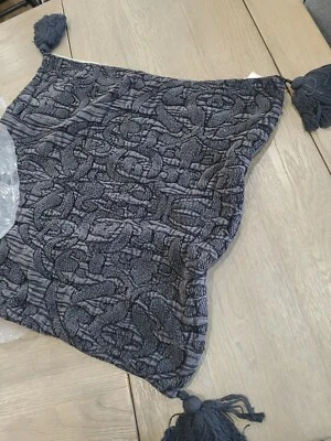 Funda de almohada Pottery Barn Aileen Jacquard 22" borla gris carbón Foto 1 de 2