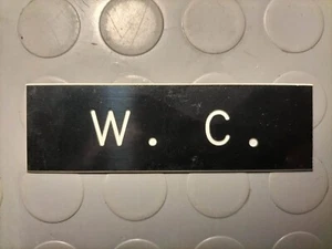 Targhetta Vintage "W.C." 10x3 cm plastica formica Old Style Locale Camping Pub - Imagen 1 de 1