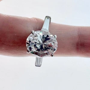 Beautiful Clear Simulated Diamond Sterling Silver Ring Size 5.75 - Picture 1 of 3