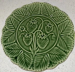 BORDALLO PINHEIRO Strawberries Green Majolica 9.5” Dinner Plate Portugal - Picture 1 of 5