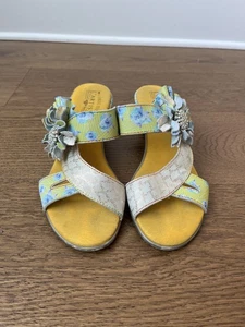 L’artiste Spring Step Women’s 39 US 8.5 Yellow Floral Cassana Short Heel Sandals - Picture 1 of 11