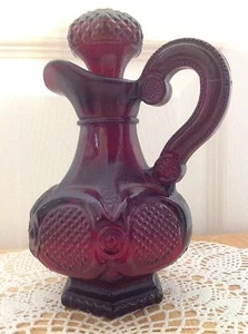 Brocca Cruet Avon da collezione con tappo superiore 1876 Cape Cod 5 oz vetro rosso rubino - Foto 1 di 2