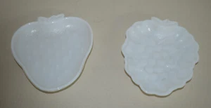 Vintage Hazel Atlas White Milk Glass Strawberry Grapes Trinket Dishes - Picture 1 of 4