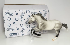 Breyer Horse 2025 Gambler's Choice Rambler gris moteado brillante serie Freedom nuevo en caja - Imagen 1 de 16
