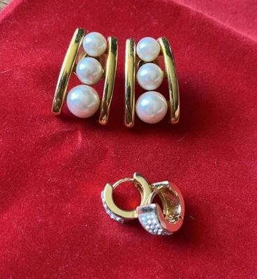 2 pares de puños de pendientes de oro y perlas de imitación Foto 1 de 4