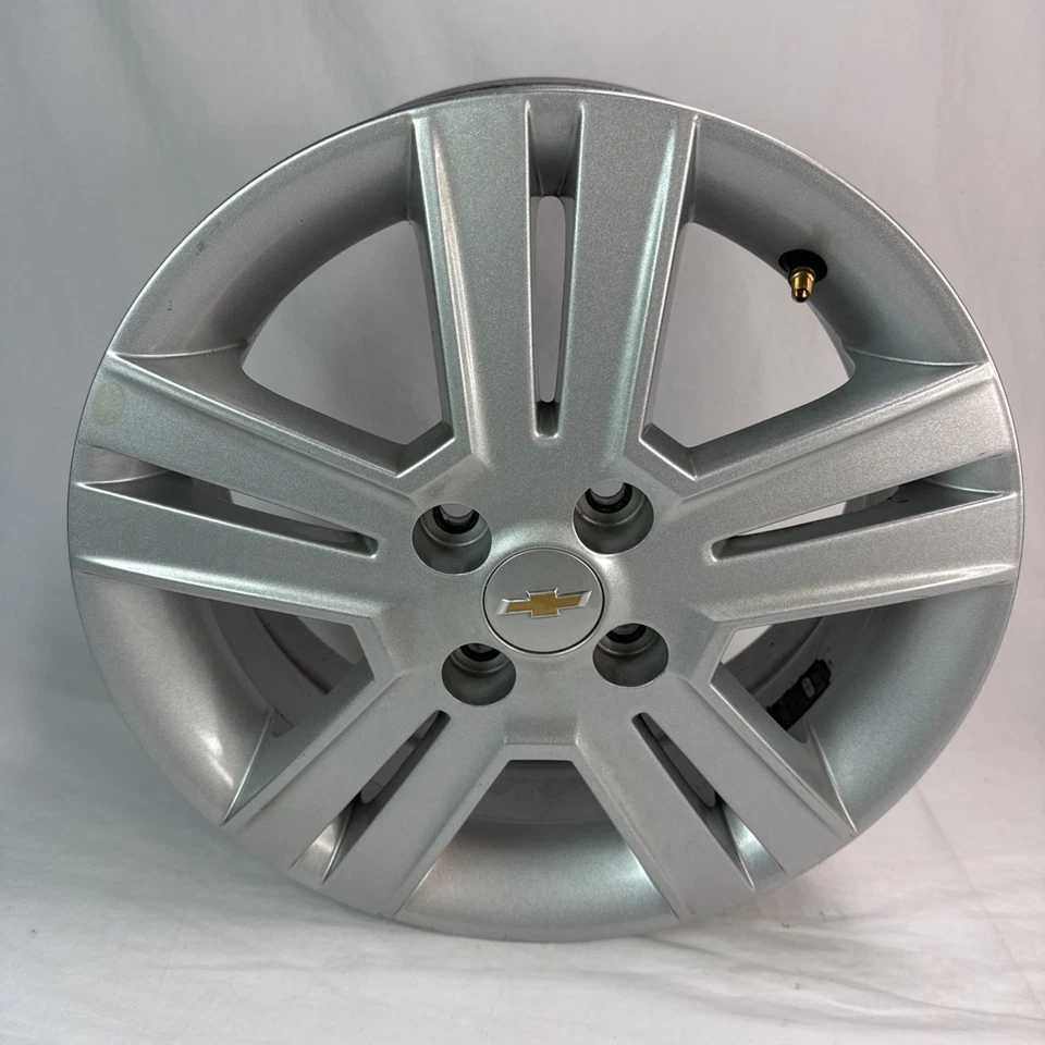 Llanta Chevrolet Spark 2013-2015 15" de fábrica OEM plateada 95954820 4 orificios Chevy Foto 1 de 4