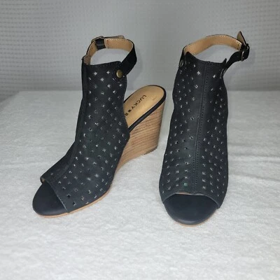 Lucky Brand Wedge Fivela Estilingue Traseiro Feminino Tamanho 7M Preto Ventilado Biqueira Aberta - Imagem 1 de 4