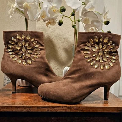¡NUEVO! Joan Boyce Choclate Marrón Adornado Estrás Tobillo 7 Tacones Medianos Foto 1 de 4
