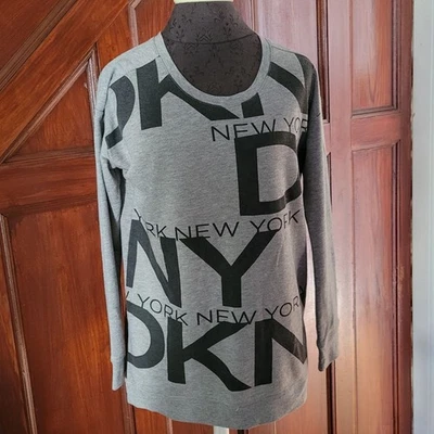 Pulôver moletom feminino DKNY cinza manga longa logotipo pequeno - Imagem 1 de 4
