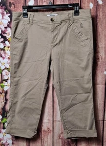 Pantalones capri elásticos caqui de los parques de Disney para damas talla 8 Mickey Mouse en el bolsillo usados en excelente estado - Imagen 1 de 5